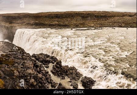 Panorama de la puissante cascade de Dettifoss, près de Myvatn, Islande Banque D'Images