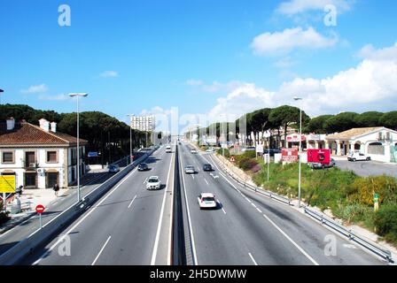 Vue sur la route à deux voies A7/N340 en direction de Marbella, Calahonda, Espagne. Banque D'Images