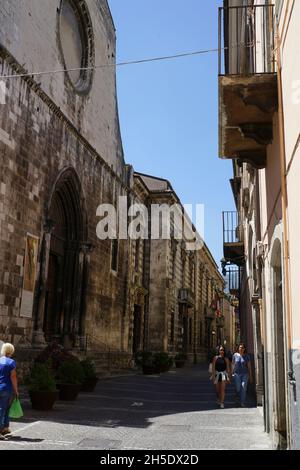 Vieille ville, église San Francesco della Scarpa, Sulmona, Abruzzes, Italie, Europe Banque D'Images