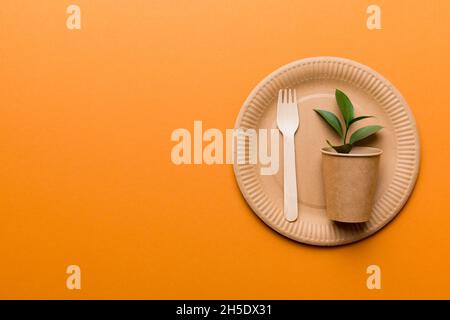 ensemble de assiettes, tasses, ustensiles jetables et vides écologiques sur fond de table blanc clair. vue du dessus.Plats d'artisanat biodégradables.Réf Banque D'Images