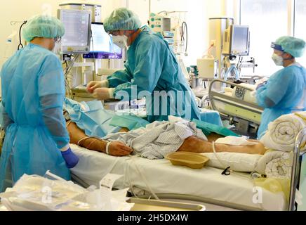 Leipzig, Allemagne.08 novembre 2021.Dans le département Covid 19, une zone de l'unité de soins intensifs opératifs de l'hôpital universitaire de Leipzig, les médecins et les infirmières s'occupent des patients.Dans l'unité de soins intensifs, le nombre de patients corona ayant des cours sévères augmente depuis des jours, y compris de plus en plus de patients plus jeunes entre 30 et 60 ans.Credit: Waltraud Grubitzsch/dpa-Zentralbild/dpa/Alay Live News Banque D'Images