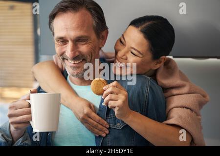 Couple d'âge mûr heureux prenant le petit déjeuner ensemble à la maison Banque D'Images