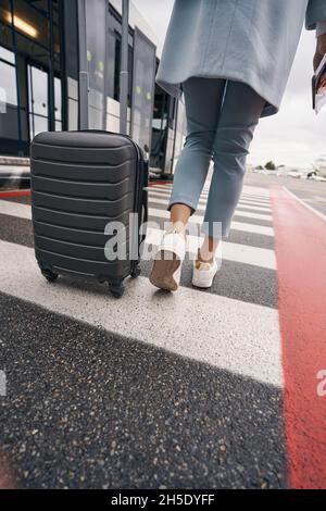 Passager avec document de voyage et bagages approchant du véhicule de transport Banque D'Images