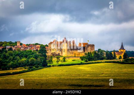 Vue sur Châteauneuf-en-Auxois.Côte-d'Or, Bourgogne, France. Banque D'Images