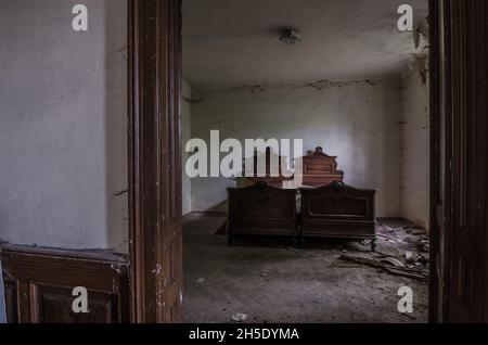 vue dans la vieille chambre abandonnée Banque D'Images