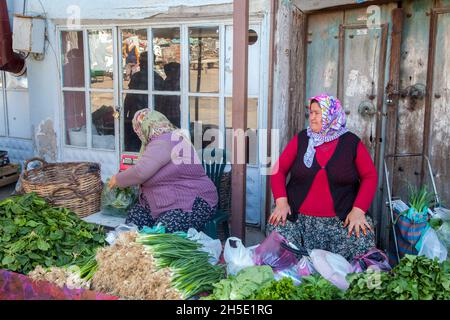 Kula,Manisa/Turquie - 18/04/2016 :agricultrices sur le marché des agriculteurs turcs Banque D'Images