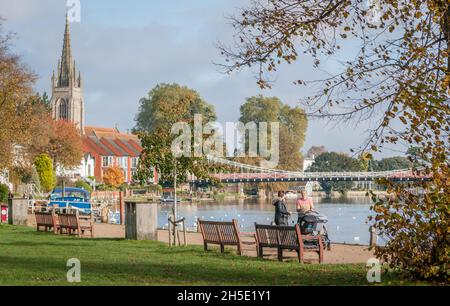 Deux jeunes mères avec fauteuils roulants, en profitant d'une promenade matinale d'automne au bord de la Tamise, Marlow, Buckinghamshire, Angleterre. Banque D'Images