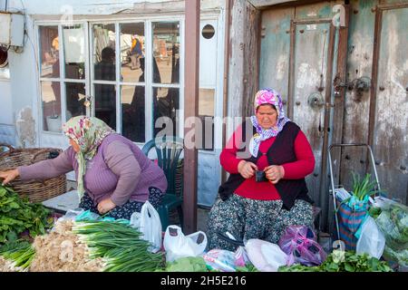 Kula,Manisa/Turquie - 18/04/2016 :agricultrices sur le marché des agriculteurs turcs Banque D'Images