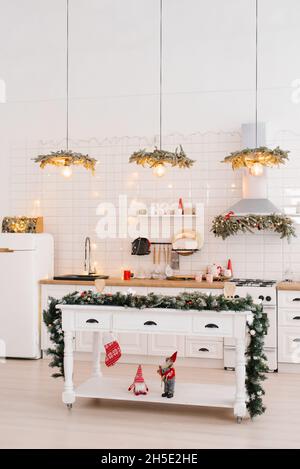 Cuisine d'hiver confortable avec décorations rouges, table de cuisine de noël et ustensiles Banque D'Images