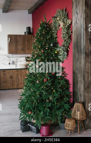 Arbre de Noël avec jouets et cadeaux sous lui dans la salle à manger d'une maison de campagne Banque D'Images