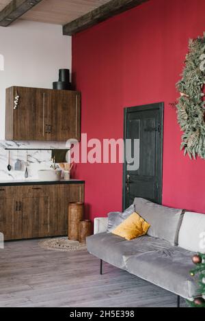 Salle à manger de Noël avec mur bordeaux Banque D'Images