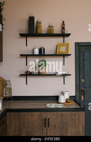 La cuisine est de style scandinave.Étagères en bois et décoration Banque D'Images