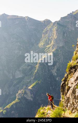 Randonneur dans le paysage de montagne de Madère Banque D'Images