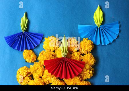 Lampes Diwali colorées en papier origami et fleurs marigolées fraîches sur fond bleu Banque D'Images