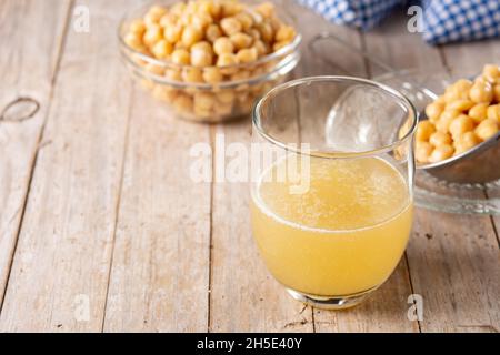 Eau de pois chiches aquafaba sur une table en bois.L'eau de pois chiches remplace les œufs dans les pâtisseries Banque D'Images