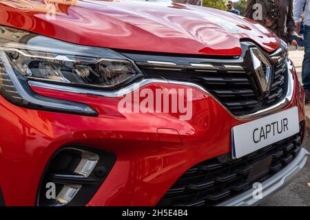 Porreres, Espagne; octobre 31 2021: Gros plan d'une voiture rouge Renault Capture par une journée ensoleillée Banque D'Images