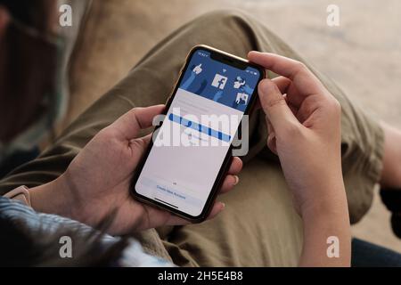 CHIANG MAI, THAÏLANDE - 7 NOVEMBRE 2021 : logo de l'application Facebook sur les médias sociaux à la connexion, page d'inscription sur l'écran de l'application mobile sur l'iPhone X dans la personne Banque D'Images