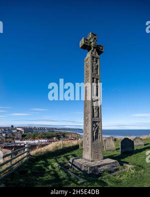 La croix celtique surplombant Whitby est située dans le cimetière de l'église Saint Mary. Banque D'Images