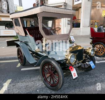 Vue des trois quarts avant d'un couvre-caisse de 1904, Columbia, entrée arrière, prenant part au salon automobile de Regents Street Concours d'élégance, novembre 2021 Banque D'Images