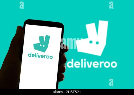 Espagne.04e novembre 2021.Dans cette illustration, le logo du service de livraison de nourriture Deliveroo est vu sur l'écran d'un téléphone mobile et d'un ordinateur portable à Barcelone, Espagne, le 4 novembre 2021.(Photo par Davide Bonaldo/Sipa USA) crédit: SIPA USA/Alay Live News Banque D'Images