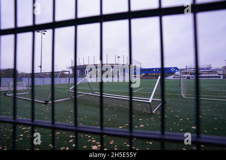 Hambourg, Allemagne.06e novembre 2021.Vue à travers une clôture sur les terrains d'entraînement et de stade du club de football Hamburger SV.L'Association des contribuables présente le Livre noir sur 09.11.2021.Credit: Marcus Brandt/dpa/Alay Live News Banque D'Images