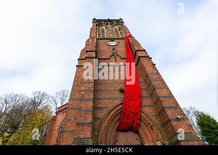 Cradley, West Midlands, Royaume-Uni.9 novembre 2021.Une cascade de coquelicots tricotés de 75 mètres orne la tour de l'église paroissiale Saint-Pierre à Cradley, dans les Midlands de l'Ouest, avant le dimanche du souvenir.Des milliers de coquelicots tricotés à la main ont été créés par les habitants de la région ainsi que par des contributeurs à l'étranger, et ont été l'enfant de Doreen Clifton, un résident de la région.Crédit : Peter Lophan/Alay Live News Banque D'Images