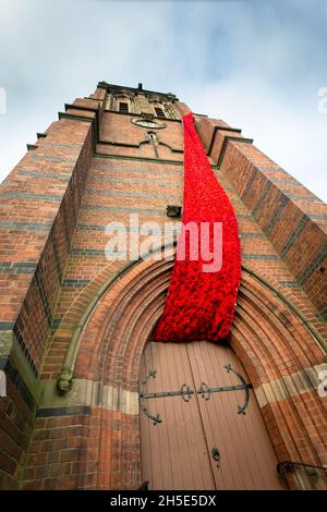 Cradley, West Midlands, Royaume-Uni.9 novembre 2021.Une cascade de coquelicots tricotés de 75 mètres orne la tour de l'église paroissiale Saint-Pierre à Cradley, dans les Midlands de l'Ouest, avant le dimanche du souvenir.Des milliers de coquelicots tricotés à la main ont été créés par les habitants de la région ainsi que par des contributeurs à l'étranger, et ont été l'enfant de Doreen Clifton, un résident de la région.Crédit : Peter Lophan/Alay Live News Banque D'Images