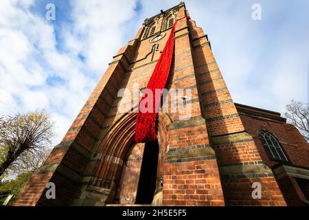 Cradley, West Midlands, Royaume-Uni.9 novembre 2021.Une cascade de coquelicots tricotés de 75 mètres orne la tour de l'église paroissiale Saint-Pierre à Cradley, dans les Midlands de l'Ouest, avant le dimanche du souvenir.Des milliers de coquelicots tricotés à la main ont été créés par les habitants de la région ainsi que par des contributeurs à l'étranger, et ont été l'enfant de Doreen Clifton, un résident de la région.Crédit : Peter Lophan/Alay Live News Banque D'Images