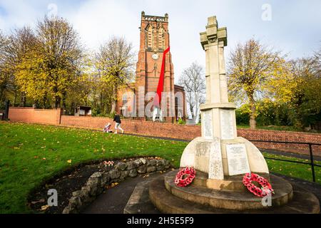 Cradley, West Midlands, Royaume-Uni.9 novembre 2021.Une cascade de coquelicots tricotés de 75 mètres orne la tour de l'église paroissiale Saint-Pierre à Cradley, dans les Midlands de l'Ouest, avant le dimanche du souvenir.Des milliers de coquelicots tricotés à la main ont été créés par les habitants de la région ainsi que par des contributeurs à l'étranger, et ont été l'enfant de Doreen Clifton, un résident de la région.Crédit : Peter Lophan/Alay Live News Banque D'Images