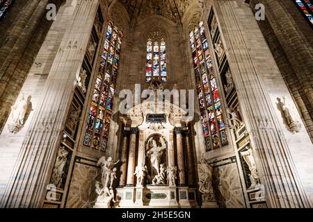 Autel en pierre de San Giovanni Bono Saint John le bon dans le Duomo.Milan, Italie Banque D'Images