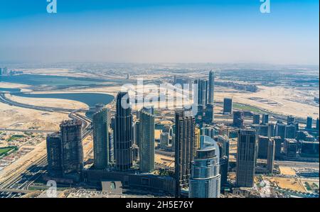 DUBAÏ, ROYAUME-UNI - 14 octobre 2021 : vue sur la ville de Dubaï depuis le Burj Khalifa, le plus haut gratte-ciel du monde Banque D'Images