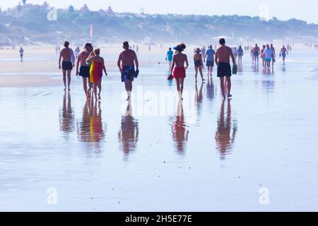 Marcheurs matinaux sur la plage de la Barrosa, Sancti Petri, Chiclana de la Frontera, Cadix, Andalousie, Espagne. Banque D'Images