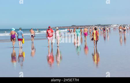 Marcheurs matinaux sur la plage de la Barrosa, Sancti Petri, Chiclana de la Frontera, Cadix, Andalousie, Espagne. Banque D'Images