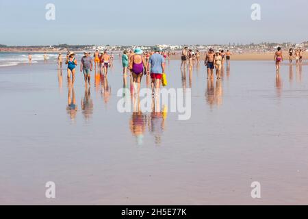 Marcheurs matinaux sur la plage de la Barrosa, Sancti Petri, Chiclana de la Frontera, Cadix, Andalousie, Espagne. Banque D'Images