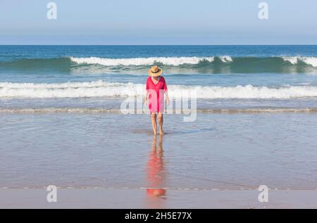 Femme solitaire sur la plage de la Barrosa, Sancti Petri, Chiclana de la Frontera, Cadix, Andalousie, Espagne. Banque D'Images