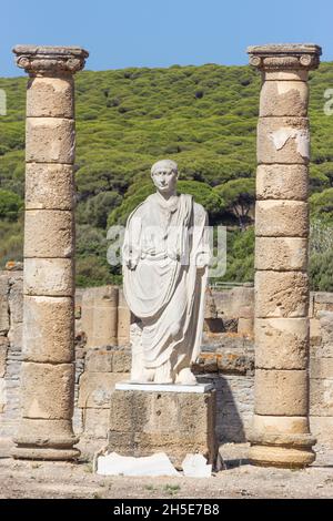 Statue de l'empereur Trajan dans la Basilique à côté du Forum aux ruines de la ville romaine de Baelo Claudia, Tarifa, Bolonia, Andalousie, SP sud Banque D'Images