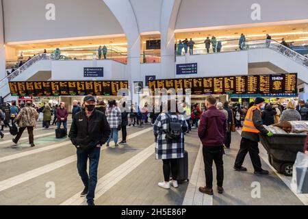 Tableaux d'arrivée et de départ de trains à Grand Central/New Street Station, Birmingham, West Midlands, Royaume-Uni. Banque D'Images