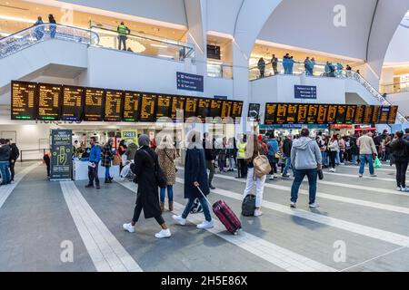 Tableaux d'arrivée et de départ de trains à Grand Central/New Street Station, Birmingham, West Midlands, Royaume-Uni. Banque D'Images