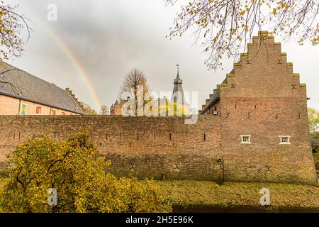 Arc-en-ciel sur le château.Le château de Doorwerth abrite trois musées.Doorwerth, pays-Bas Banque D'Images