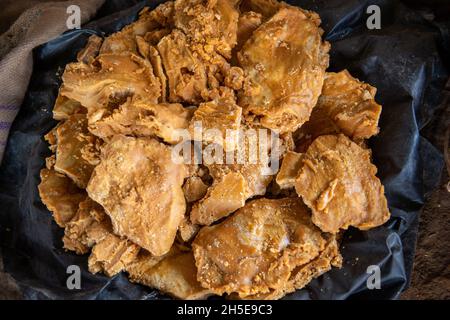 Roorkee, uttarakhand, Inde- Nov 7 2021: Sucre de canne traditionnel non centrifuge, consommé principalement dans l'Indosphère.C'est un produit concentré Banque D'Images