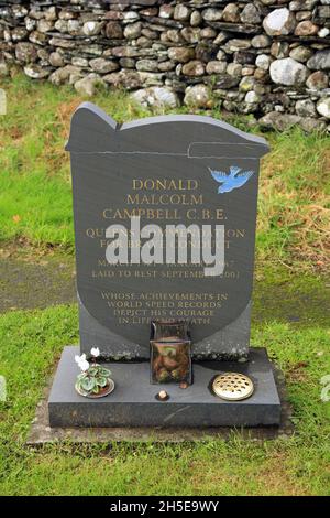 Tombe de Donald Campbell dans le cimetière de Coniston, Cumbria, Angleterre, Royaume-Uni. Banque D'Images