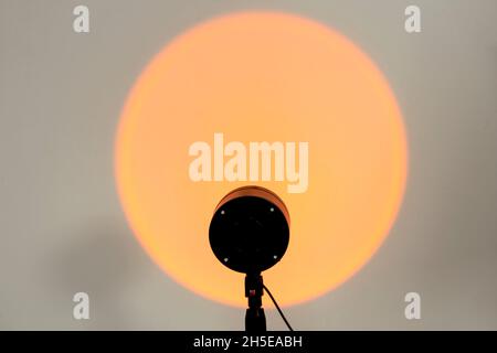 Lampe de coucher de soleil électrique pour un éclairage jaune chaleureux et atmosphérique à la maison. Banque D'Images