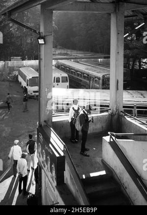 Nuwara Eliya, Sri Lanka - 17 janvier 2020 : les enfants attendent le bus pour aller à l'école tôt le matin à la gare routière de Nuwara Eliya Banque D'Images