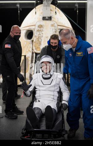 L'astronaute de la NASA Shane Kimbrough est vu après avoir été aidé par le vaisseau spatial SpaceX Crew Dragon Endeavour à bord du navire de récupération SpaceX GO Navigator après lui et l'astronaute de la NASA Megan McArthur, l'astronaute de l'Agence japonaise d'exploration aérospatiale (JAXA) Aki Hoshide,Et l'astronaute de l'Agence spatiale européenne Thomas Pesquet a atterri dans le golfe du Mexique au large de la côte de Pensacola, en Floride, le lundi 8 novembre 2021.La mission SpaceX Crew-2 de la NASA est la deuxième mission opérationnelle du vaisseau spatial SpaceX Crew Dragon et de la fusée Falcon 9 à destination de la Station spatiale internationale dans le cadre du projet commercial C de l’agence Banque D'Images