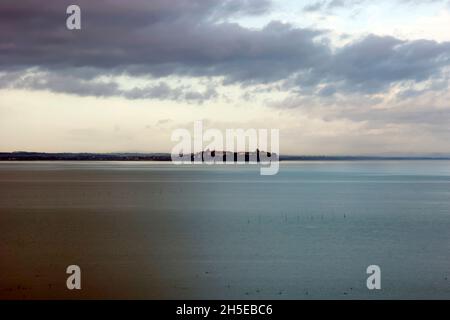 Vue de Castiglione del Lago depuis Passignano sul Trasimeno, Lac Trasimeno, Ombrie, Italie, Europe Banque D'Images