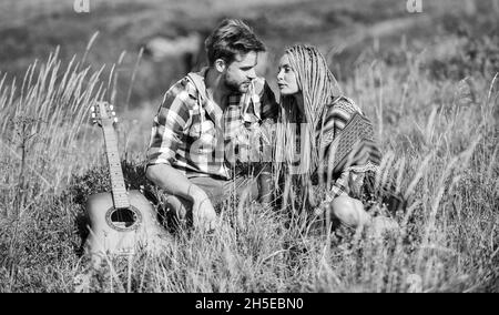 L'amour les inspire. Petit ami et petite amie avec guitare. Promenade romantique. Chanson romantique. Air frais et sensations pures. Randonnée romantique. Magnifique Banque D'Images