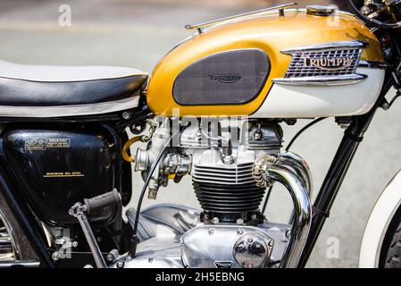 Chester, Royaume-Uni - 30 mai 2016: Vintage ou classique milieu des années 1960 Triumph Bonneville moto vues en détail Banque D'Images