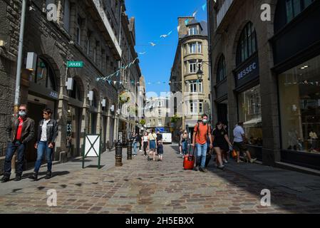 SAINT MALO - FRANCE - SEPTEMBRE 2021 : vue sur la rue de la cité médiévale de Saint Malo en bretagne Banque D'Images