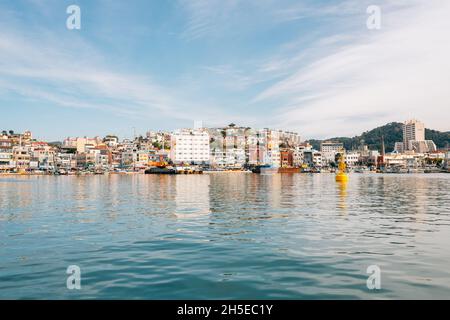 Tongyeong, Corée - 24 octobre 2021 : port et station balnéaire de Gangguan Banque D'Images