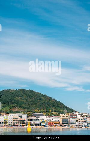 Tongyeong, Corée - 24 octobre 2021 : port et station balnéaire de Gangguan Banque D'Images